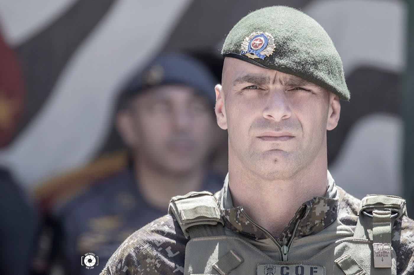 Coronel Possato em formatura, boina do COE
