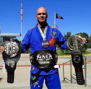 Possato com cinturões de campeão da NAGA